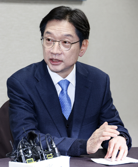 김경수 전 경남도지사가 13일 국회에서 이재명 더불어민주당 대표를 만나 인사말을 하고 있다.[공동취재, 연합뉴스]